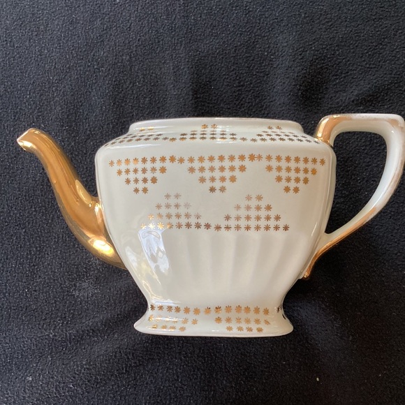 Vintage Hall 6 Cup Ivory Gold Teapot - Picture 6 of 16